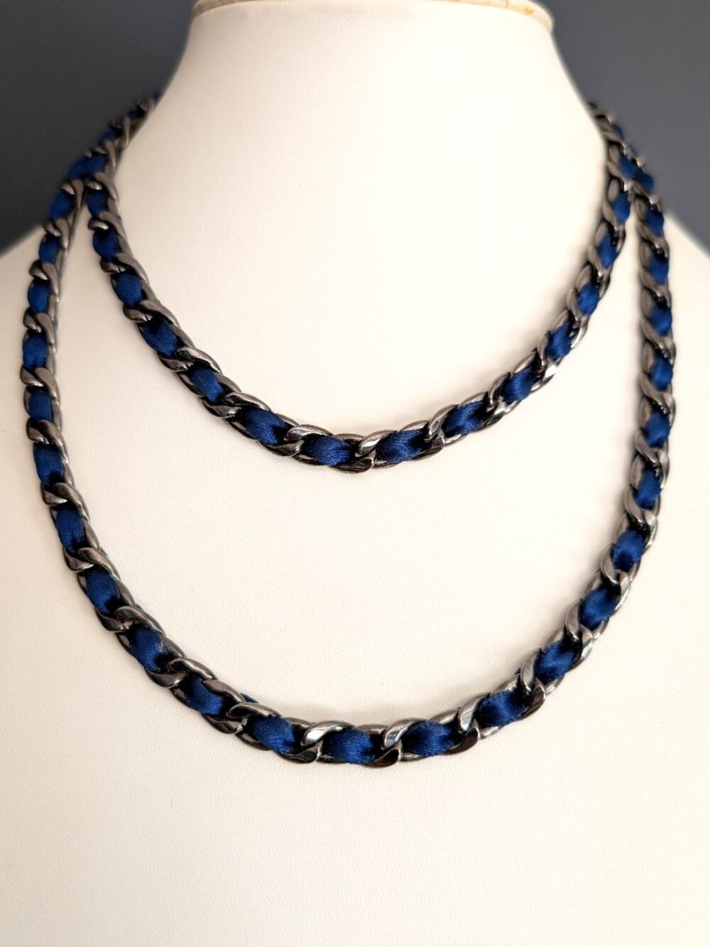 Gray chain necklace with blue ribbon detail